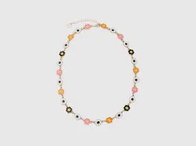 Collar dorado con flores multicolores