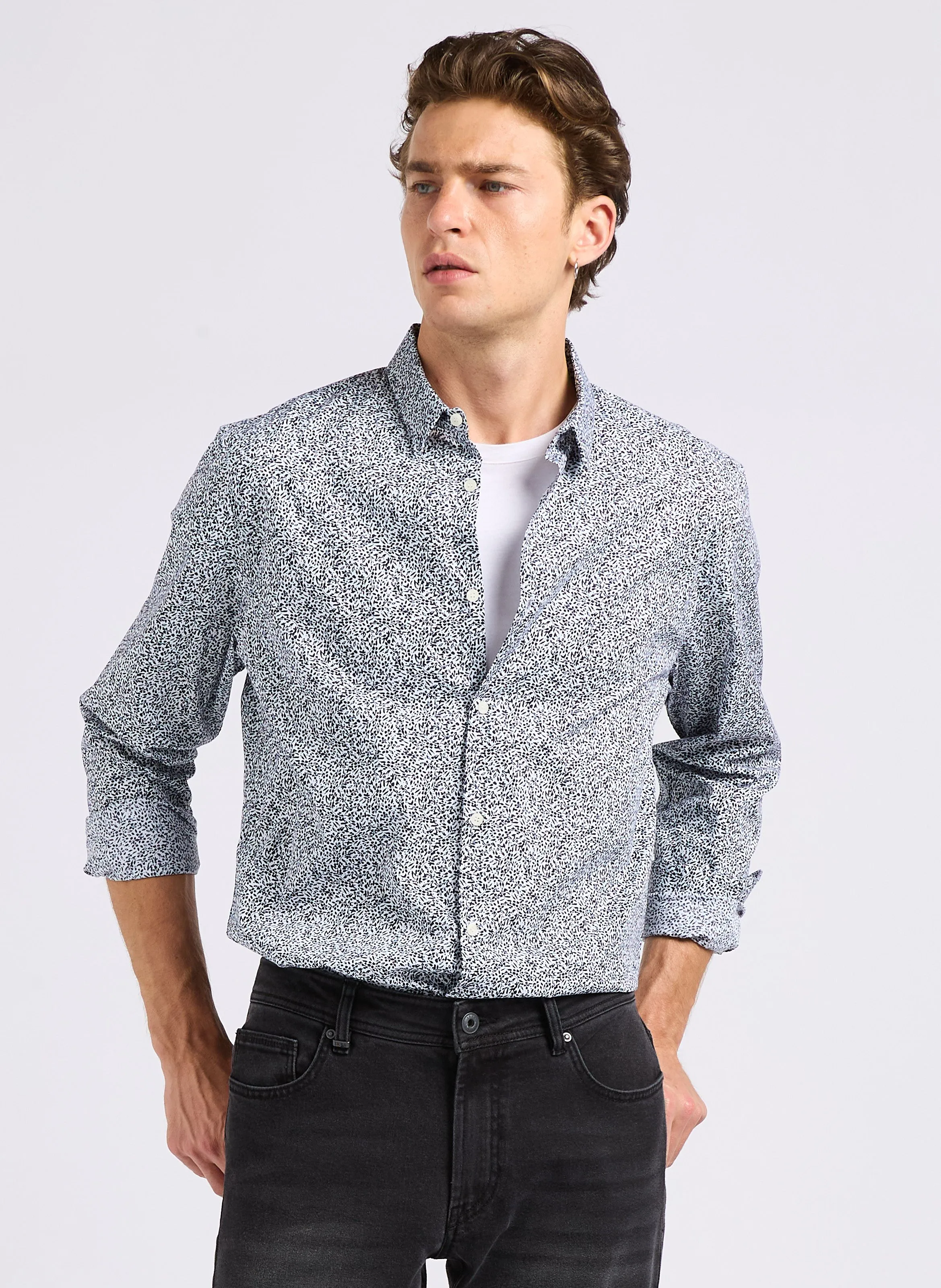 IKKS Camisa entallada de cuello clásico en mezcla de algodón. en azul