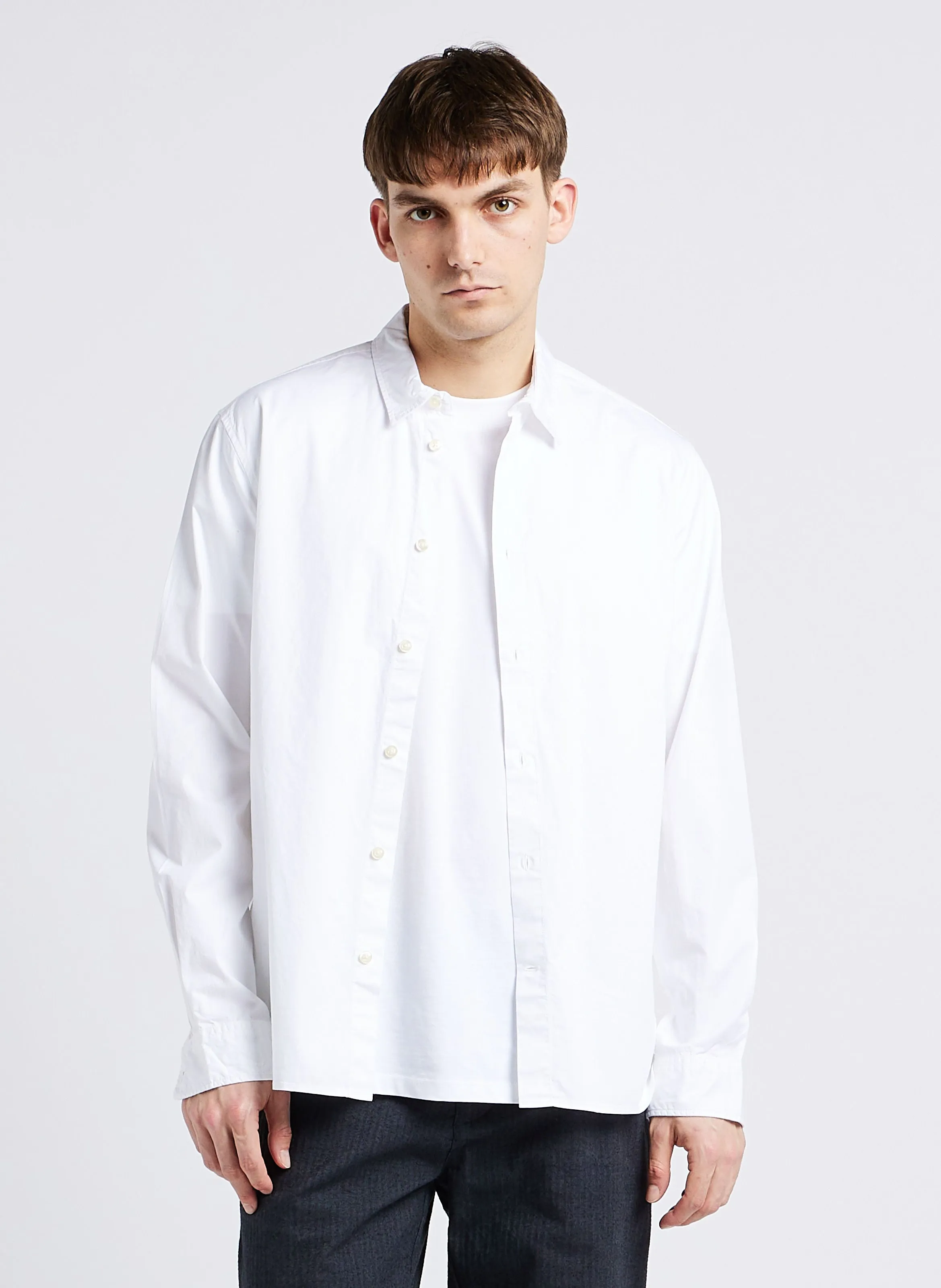 KNOWLEDGE COTTON APPAREL ALF - Camisa recta de algodón orgánico con cuello clásico en blanco