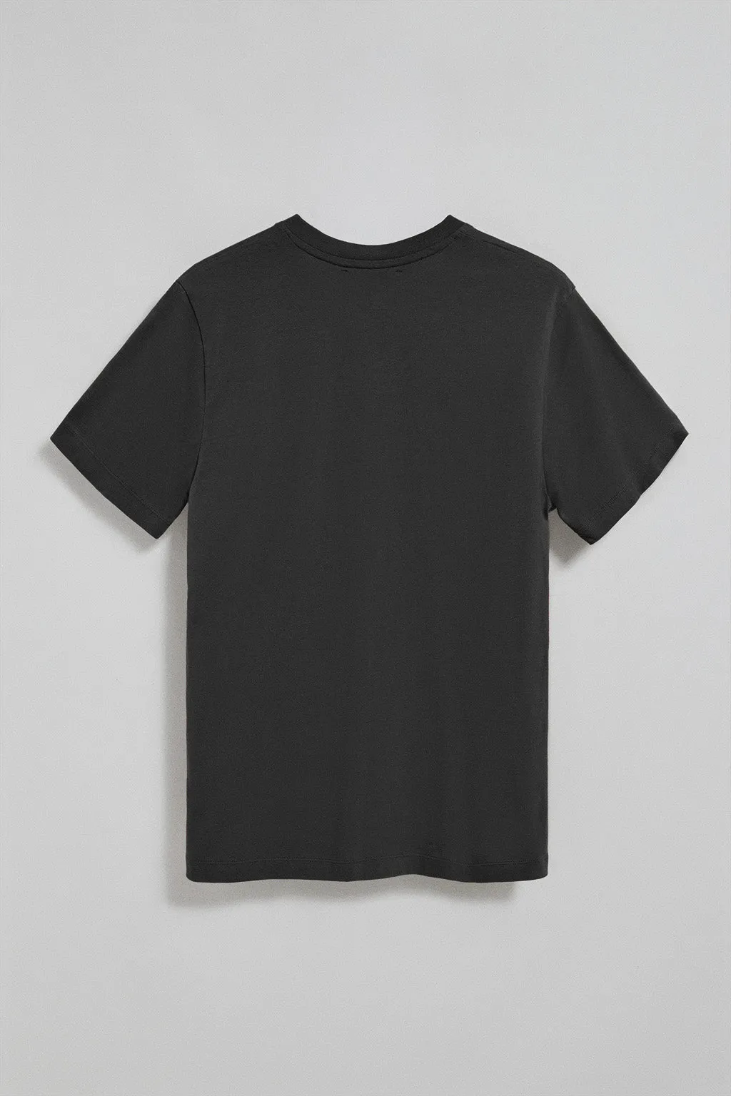 Pack de dos camisetas de cuello de pico negra y blanca con logo Rigby Go