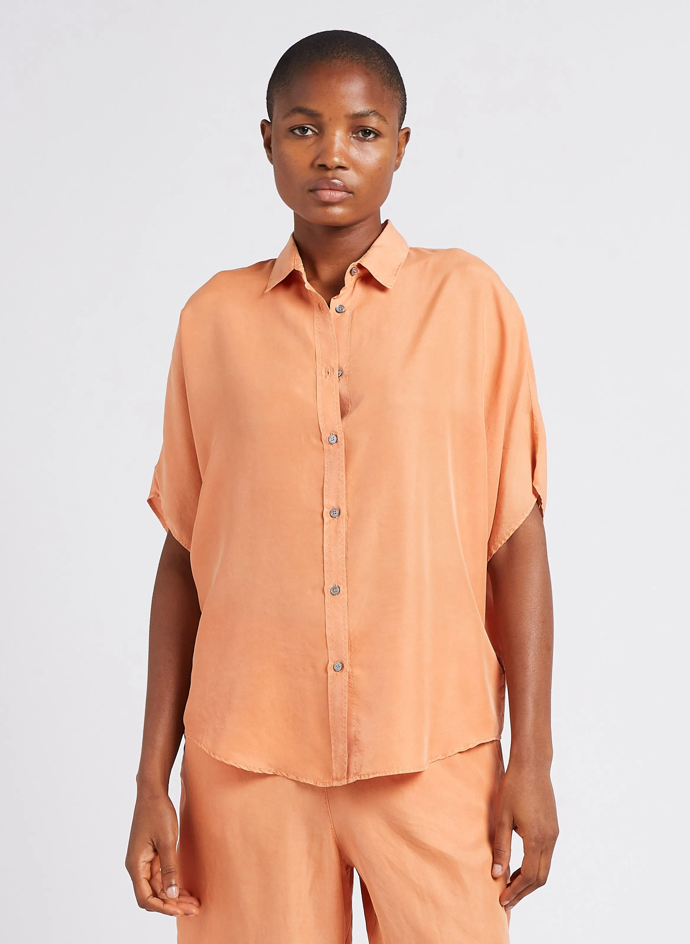 POMANDERE Camisa de seda con sisa baja y cuello clásico en naranja